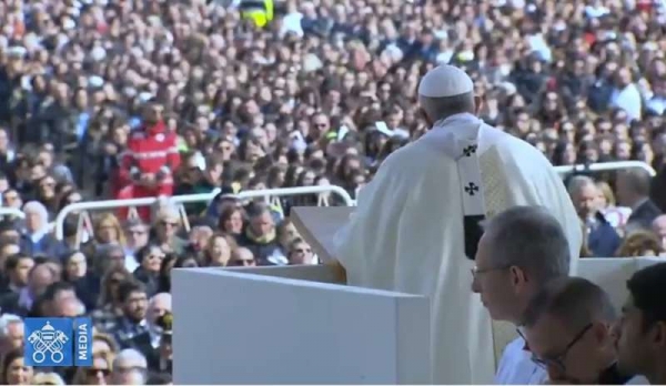 Papa Francesco a San Giovanni Rotondo propone un Nobel per gli anziani, venera il corpo del santo e visita bimbi malati
