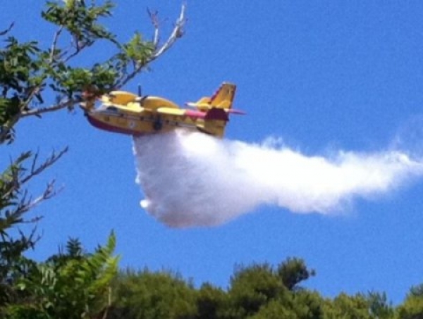 La Protezione civile a Foggia: Fire boss e Canadair all'aeroporto Gino Lisa