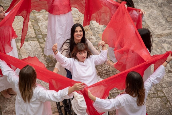 \"TARANTA TERAPY, il potere della danza oltre la disabilità. La passione di Fidelia per il Ballo della Taranta.