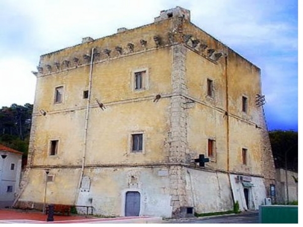 Conflitti di competenze tra il Barone San Felice di Rodi  per il possesso della torre di San Menaio (Torre dei preposti) e lUniversit di Vico tra il 1591 e il 1594.