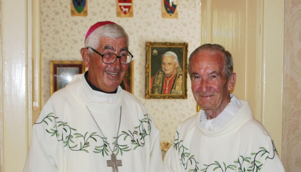 Nella foto don Lorenzo Bua con il defunto mons.Francesco Denittis in occasione dei 50 anni di sacerdozio per entrambi.  