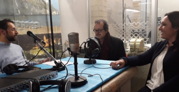 «COAST TO COAST»: IL VIAGGIO TEATRALE DI ROCCO PAPALEO PASSA PRIMA DA ONDARADIO