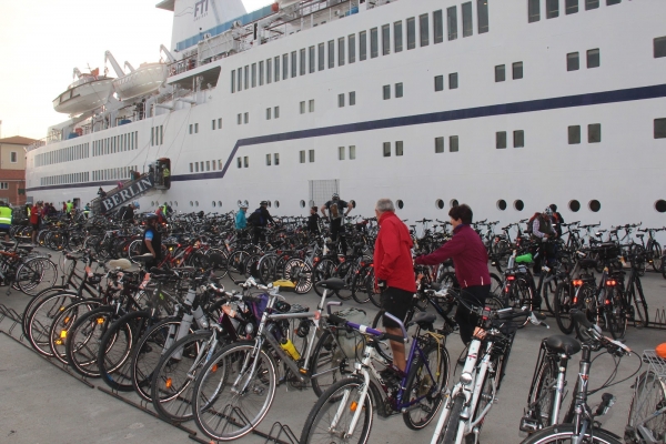 Manfredonia accoglie i cicloturisti della nave da crociera MS FTI Berlin